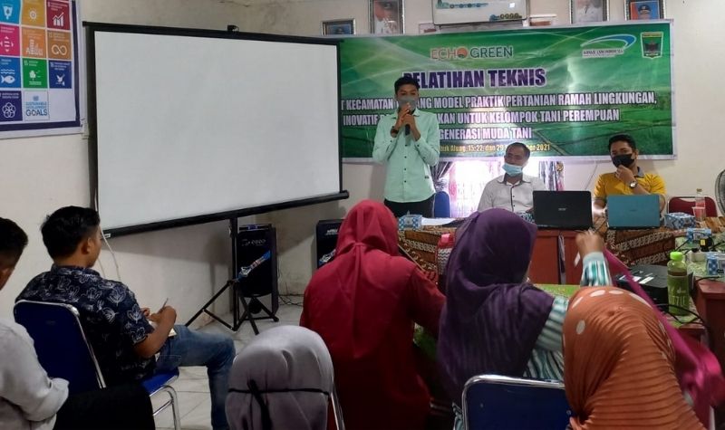 20 petani muda dan perempuan di Padang Pariaman belajar pertanian organik, Rabu (22/9/2021). [Foto: LP2M]